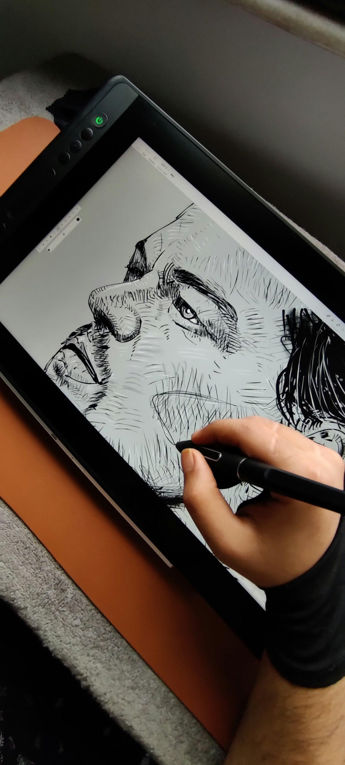 Mano dibujando con un lápiz digital sobre una tableta gráfica